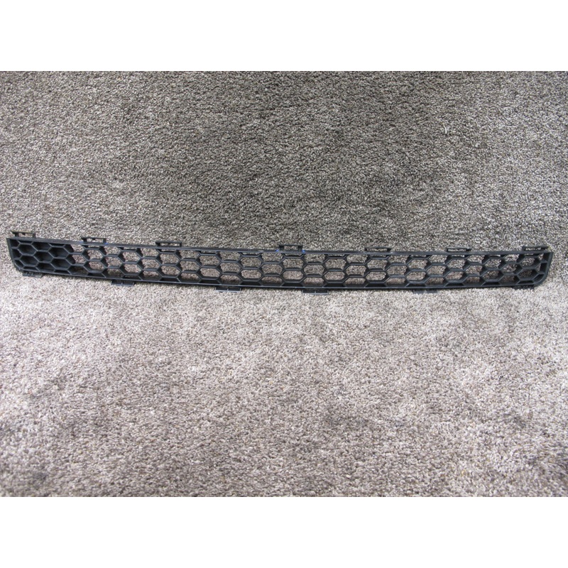 04-06 TOYOTA SCION XB FRONT BUMPER CENTER LOWER GRILLE OEM