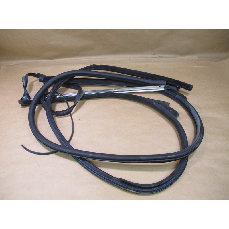 01-06 BMW E46 CONVERTIBLE WINDSHIELD DOOR WEATHERSTRIP RUBBER SEAL OEM
