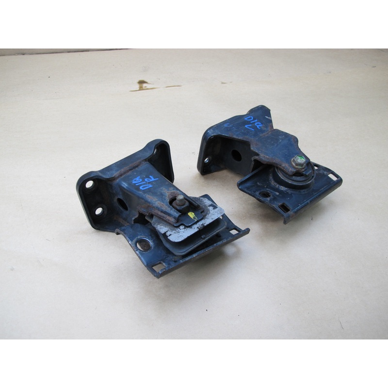 2011-2017 INFINITI QX56 QX80 FRONT RIGHT & LEFT ENGINE MOUNT BRACKET SUPPORT SET
