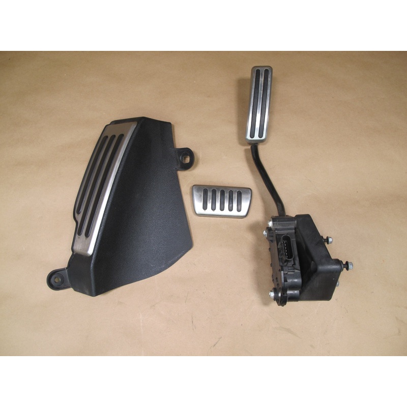 07-10 Saturn SKY AT Transmission Gas Pedal Brake Pedal Pad & Footrest Set OEM