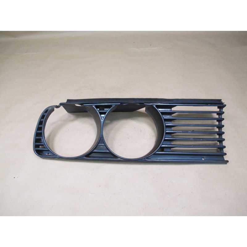 87-91 BMW E30 3-SERIES Front Right Headlight Grille Trim Cover 1945886 OEM